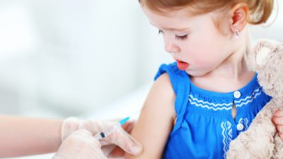 Pfizer-finanzierte Studie: „Geimpfte Kinder müssen wegen Atemwegsinfekten seltener zum Arzt“