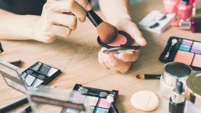 EU verbietet Mikroplastik in Kosmetik und Kunstrasengranulat