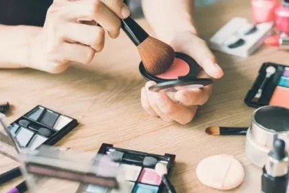 EU verbietet Mikroplastik in Kosmetik und Kunstrasengranulat
