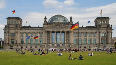 Bundestagspräsidentin sieht Bedrohung durch Demokratiefeinde: „Die Sicherheit des Parlaments stärken“