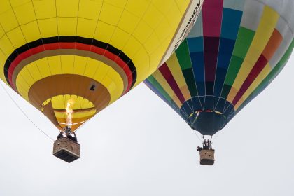 Schreck für Bewohner: Heißluftballon schleift über Hausdach