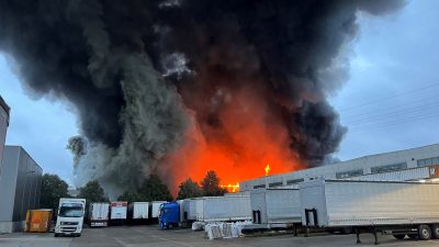 Berlin: Feuer in Lagerhalle – Löscharbeiten dauern an