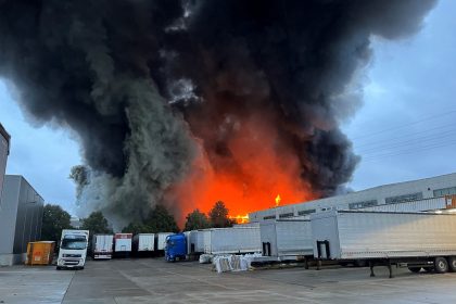 Berlin: Feuer in Lagerhalle – Löscharbeiten dauern an