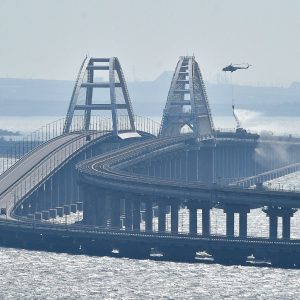 TICKER Ukraine | Eine Tonne explosives Material: Ukraine meldet Angriff auf Krim-Brücke