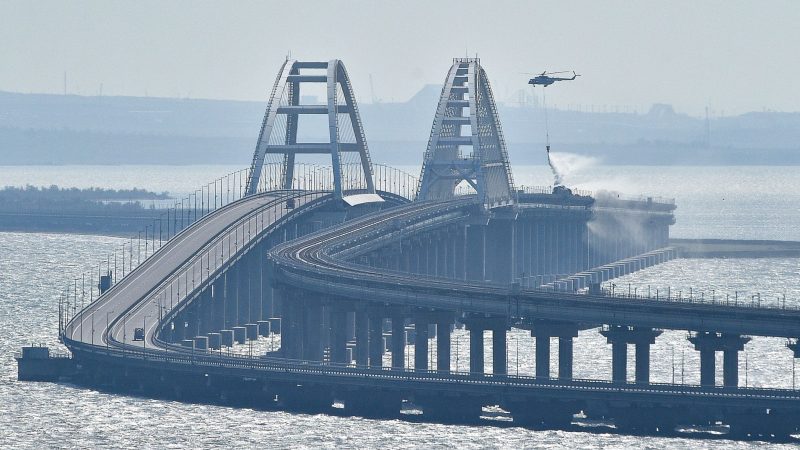 Die Krimbrücke wurde während des Ukraine-Krieges immer wieder ein Ziel von Angriffen, wie hier im Oktober 2022.