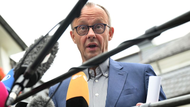 CDU-Chef Friedrich Merz gibt bei der Unions-Klausur in Schmallenberg ein Pressestatement ab.