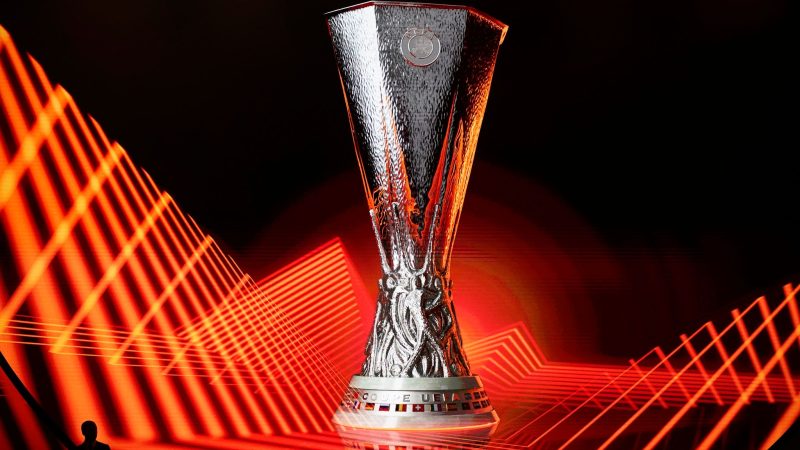 Bayer Leverkusen und der SC Freiburg spielen in der Saison 2023/24 um den Europa-League-Pokal.