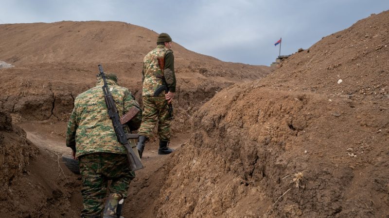 Zwei Soldaten gehen im Februar auf einem Militärposten an der Frontlinie im Latschin-Korridor entlang. Die Lage an der Grenze zu Aserbaidschan ist angespannt.