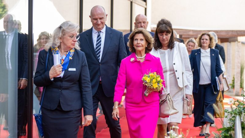 Königin Silvia von Schweden (M), Dietmar Woidke (2.v.l, SPD), Ministerpräsident von Brandenburg, und weitere Gäste kommen zur feierlichen Eröffnung des Wohnquartiers für an Demenz erkrankte Menschen.