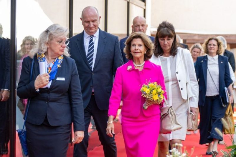 Königin Silvia von Schweden (M), Dietmar Woidke (2.v.l, SPD), Ministerpräsident von Brandenburg, und weitere Gäste kommen zur feierlichen Eröffnung des Wohnquartiers für an Demenz erkrankte Menschen.