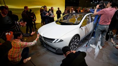 Reges Interesse: Der BMW "Neue Klasse" wird auf der IAA in München vorgestellt.