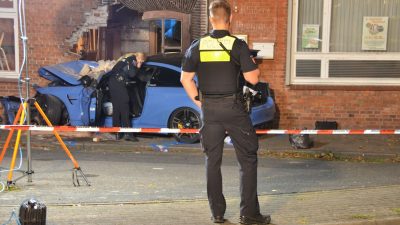 Niedersachsen: Auto prallt in Hauswand, ein Toter