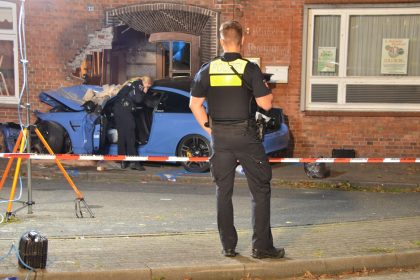 Niedersachsen: Auto prallt in Hauswand, ein Toter