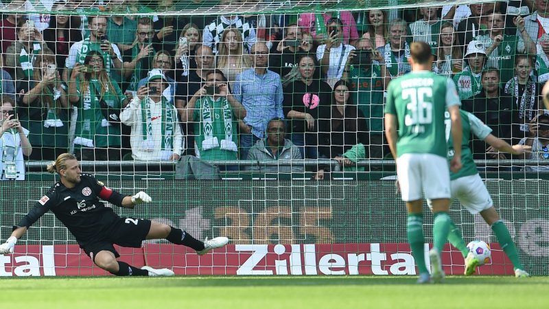 Marvin Ducksch (verdeckt) ließ Mainz-Schlussmann Robin Zentner bei Werders Führung keine Chance.