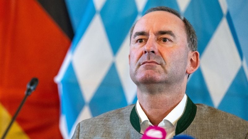 Bayerns Vize-Regierungschef Hubert Aiwanger hat sich in der Affäre um ein antisemitisches Flugblatt aus Schulzeiten entschuldigt.