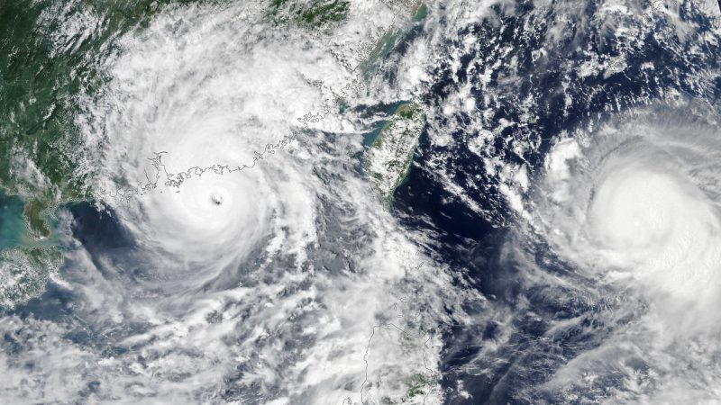 Die beiden Taifune Saola (l) und «Haikui» (r) über Hongkong und vor Taiwan.