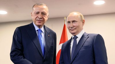 Kremlchef Wladimir Putin (r) und Tayyip Erdogan, Präsident der Türkei, bei einem früheren Treffen in Teheran.