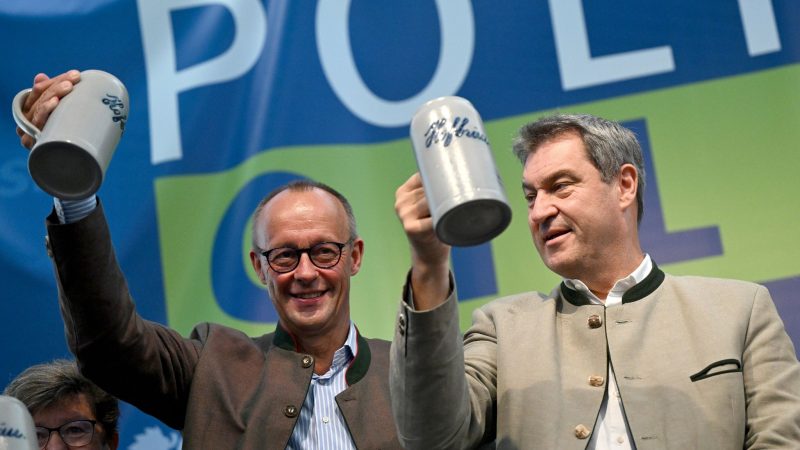 CSU-Chef Söder und der  CDU-Vorsitzende Friedrich Merz beim Gillamoos in Abensberg im Landkreis Kelheim.