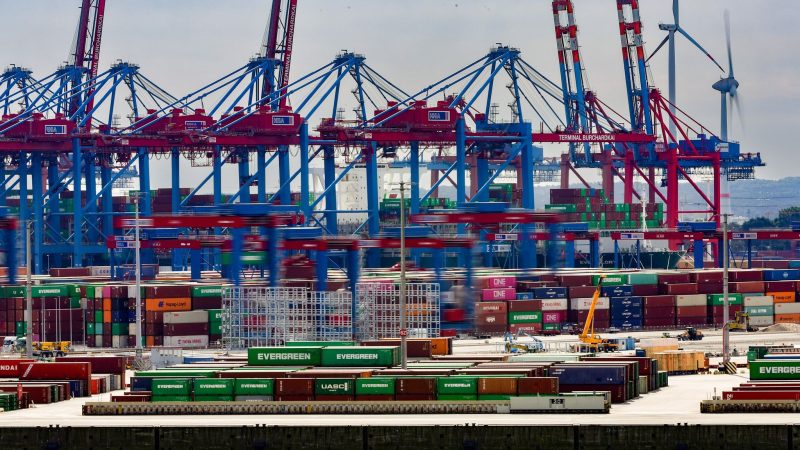Der Wert der Exporte aus dem Hamburger Hafen betrug im Jahr 2022 51 Milliarden Euro. Im Jahr vor der Corona-Pandemie 2019 betrug der Wert der Ausfuhren den Angaben zufolge noch 53 Milliarden Euro.