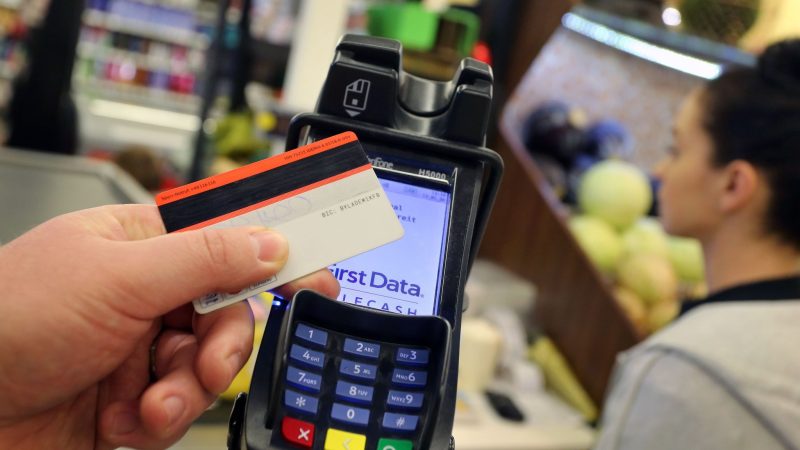 Immer mehr Banken führen die Debitkarte der US-Konzerne Visa und Mastercard als Standardprodukt ein, die oft als Ersatz für die Girocard (früher: EC-Karte) dienen soll. (Symbolbild)