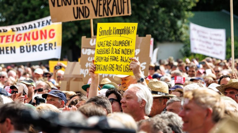 In Bayern protestieren Menschen im Juni 2023 gegen die Klimapolitik der Ampelregierung.