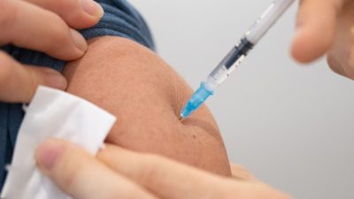 „Fünf weitere Impflinge organisieren“? Neuen Corona-Impfstoff gibt es nur in Sechserdosen