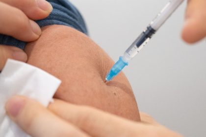 „Fünf weitere Impflinge organisieren“? Neuen Corona-Impfstoff gibt es nur in Sechserdosen