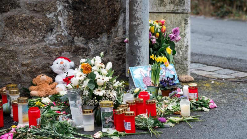 Kerzen und Blumen an einer Mauer vor dem Kinder- und Jugendhilfezentrum, in dem die Zehnjährige tot aufgefunden wurde.