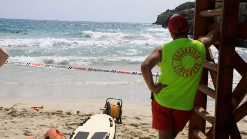 An der Ostküste Mallorcas wurden zwei Leichen gefunden. Hier ein Rettungsschwimmer in Cala Anguia.