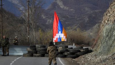Aserbaidschan greift nach vollständiger Kontrolle in Berg-Karabach
