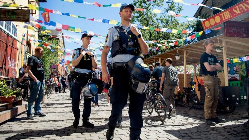 Eine Polizeistreife kontrolliert die Pusher Street in der alternativen Siedlung Christiania.