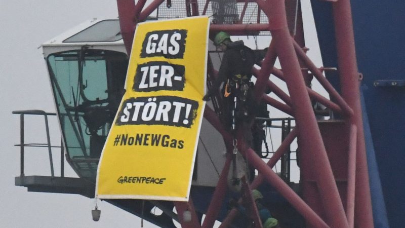 Am Verladekran im Hafen von Mukran  haben Kletterer ein Banner mit der Aufschrift «Gas zerstört» befestigt. Greenpeace kritisiert, die Pipeline solle durch mehrere Meeresschutzgebiete verlaufen.