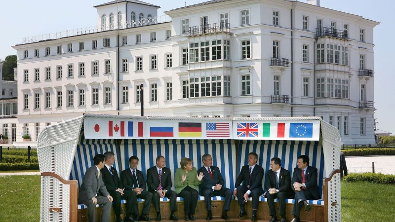 Angela Merkel sitzt zusammen mit anderen Regierungschefs in einem XXL-Strandkorb beim G8-Gipfel in Heiligendamm im Jahr 2007.