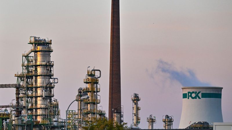 Die Raffinerie in der Uckermark im Nordosten von Brandenburg versorgt große Teile des Nordostens Deutschlands mit Treibstoff.