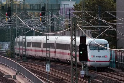 Mehrere Kabel der deutschen Bahn sind durchtrennt worden - Sabotage nicht ausgeschlossen
