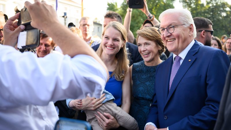 Bundespräsident Frank-Walter Steinmeier und seine Frau Elke Büdenbender lassen sich beim Bürgerfest mit Gästen fotografieren.