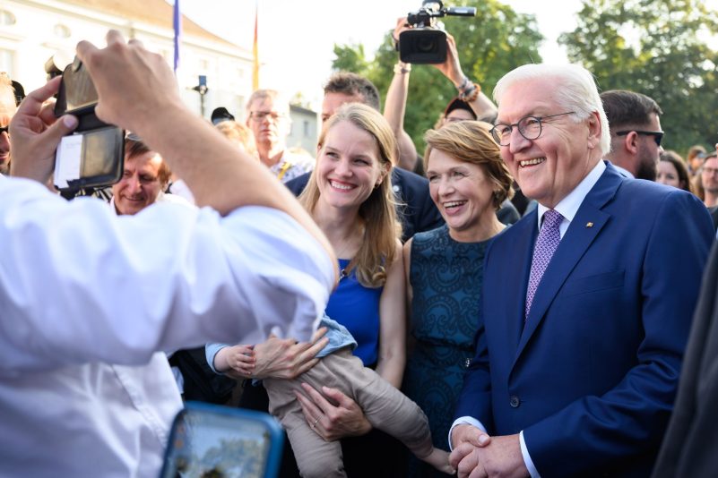 Bundespräsident Frank-Walter Steinmeier und seine Frau Elke Büdenbender lassen sich beim Bürgerfest mit Gästen fotografieren.
