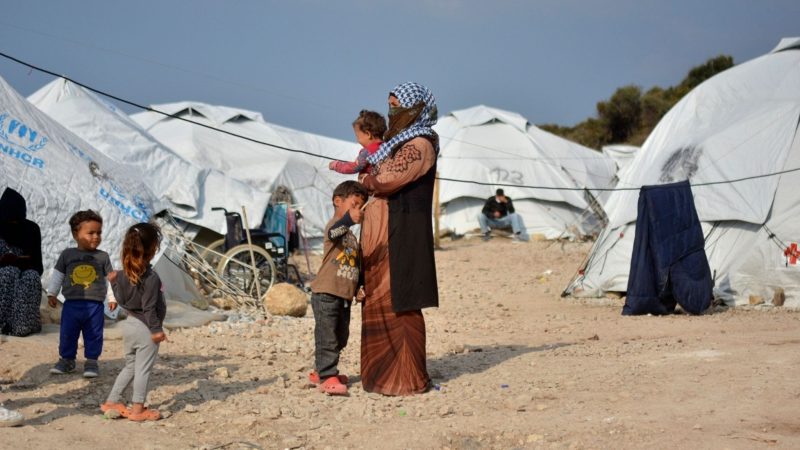 Aus ihrer Heimat geflüchtete Menschen im Flüchtlingslager Kara Tepe auf Lesbos.