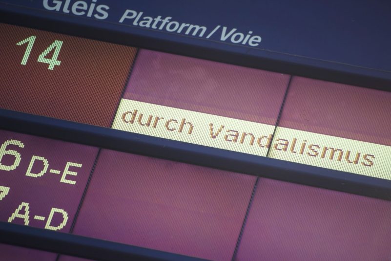 Ein Sabotageakt hat den Fernverkehr der Deutschen Bahn zwischen Hamburg und Berlin schwer beeinträchtigt.