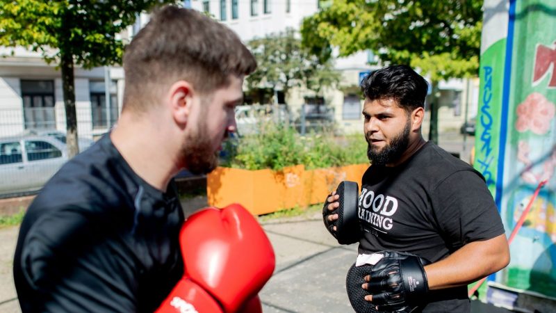 Aytac Alsancak (r.), und Oguzhan Demir, beide Boxtrainer im sogenannten Hood Training, auf dem Quartiersplatz Leher Pausenhof im Stadtteil Lehe.
