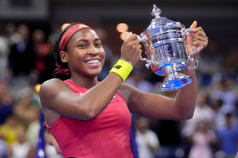 Coco Gauff hält nach ihrem Sieg die Trophäe hoch.