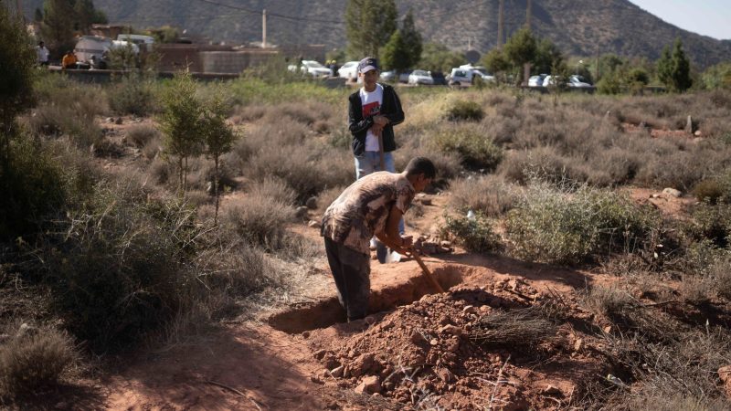 Ein Mann hebt ein Grab aus, um die Leiche eines Erdbebenopfers im Dorf Ouargane in der Nähe von Marrakesch zu begraben.