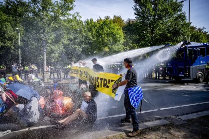 Wieder Autobahnblockade in Den Haag durch Klimademonstranten