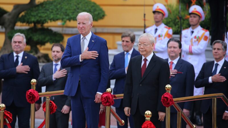 Der US-amerikanische Präsident Joe Biden ist aktuell zu Besuch in Vietnam. Gemeinsam mit dem Generalsekretär der Kommunistischen Partei, Nguyen Phu Trong (Mitte r), begutachtet er die Ehrengarde am Präsidentenpalast in Hanoi. Beide Länder werten ihre diplomatischen Beziehungen nun zu einer «strategischen Partnerschaft» auf.