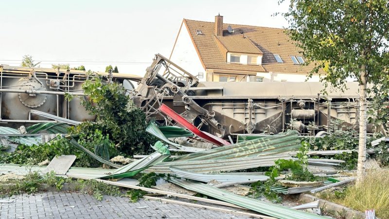 Ein mit Zement beladener Güterzug ist in Geseke in Nordrhein-Westfalen mit voller Wucht entgleist. Der Lokführer ist bei dem Unfall ums Leben gekommen.