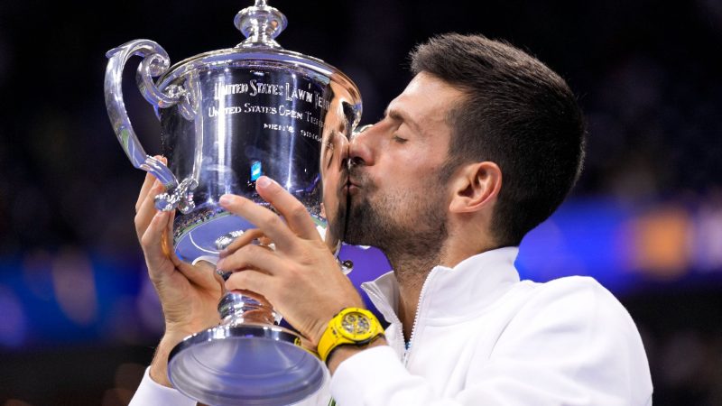 Novak Djokovic küsst die Meisterschaftstrophäe.