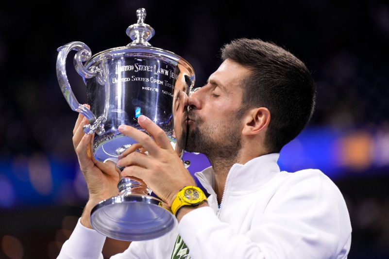Novak Djokovic küsst die Meisterschaftstrophäe.