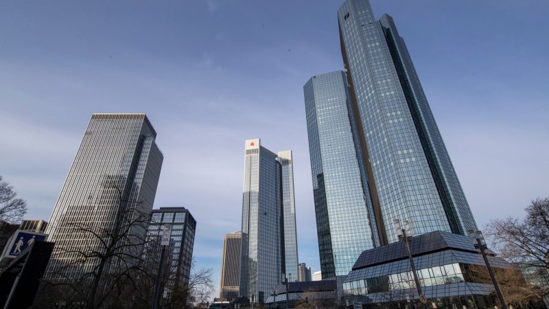Blick auf die Zentrale der Deutschen Bank (r) im Frankfurter Bankenviertel.