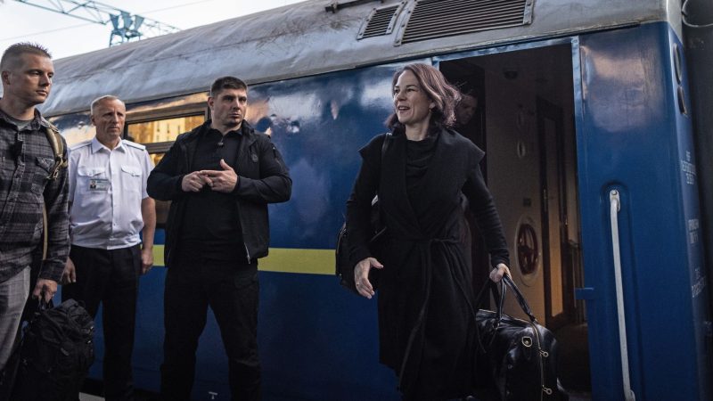 Annalena Baerbock ist mit dem Zug in der ukrainischen Hauptstadt Kiew eingetroffen.