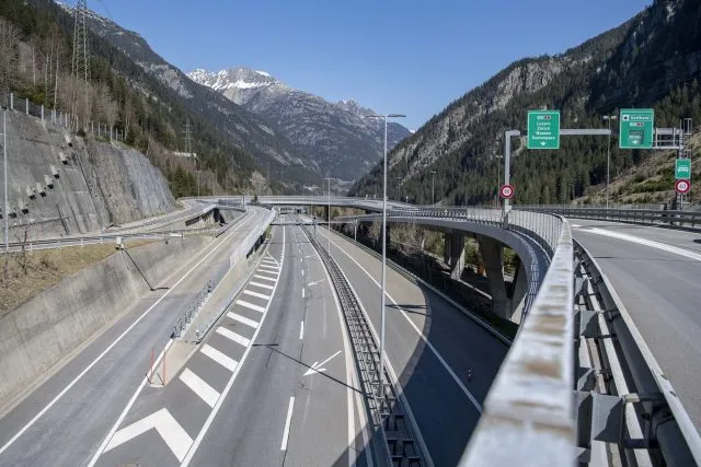 Im Gotthard-Straßentunnel in der Schweiz ist ein Riss in der Tunneldecke entdeckt worden. Die Verbindung zwischen der Zentralschweiz und dem südlichen Kanton Tessin bleibe bis auf Weiteres für den&nbsp;Verkehr gesperrt, teilte das Bundesamt für Straßen mit.
